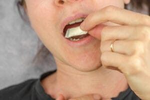 - Tandlægerne Gammel Strand - a woman puts a packet of swedish snus into her mou 2023 11 27 05 26 40 utc - Alt om tænder